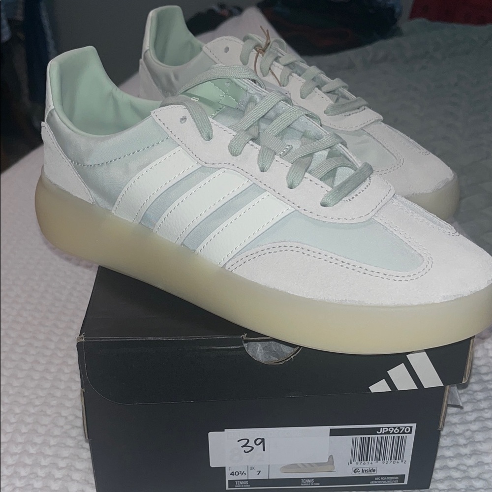 Brand new! Adidas women’s 8.5 White and Light Green Casual Sneakers